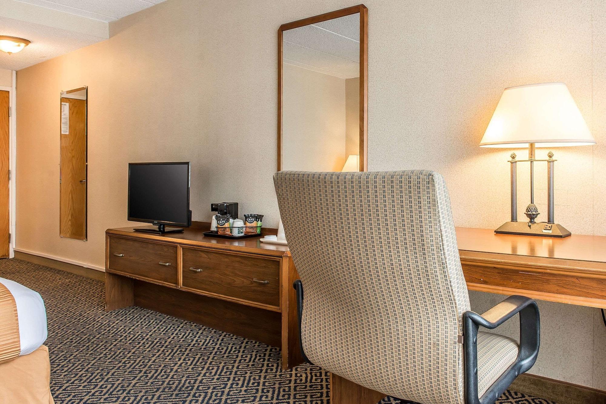 Quality Inn And Conference Center Springfield Bagian luar foto