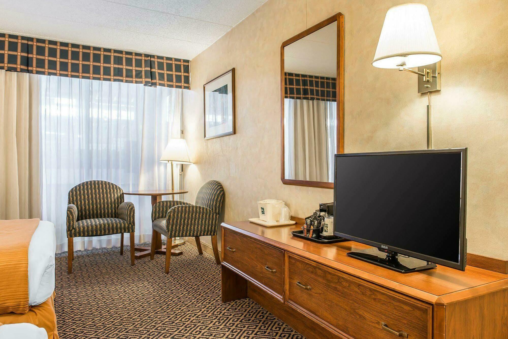Quality Inn And Conference Center Springfield Bagian luar foto